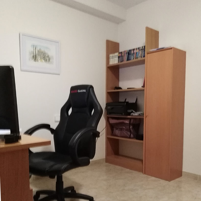 bureau avec imprimante et wifi + câble partagés dans chambre en location 1 personne appartement Amposta, Delta de l'Ebre